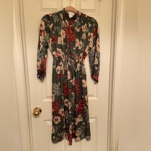 Beautiful floral patterned dress, chic for winter as well. Glossy silk texture.